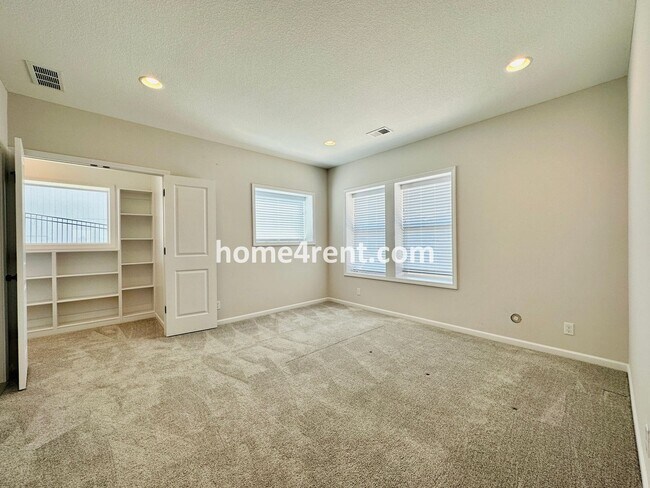 Building Photo - Exceptional Olathe Home in the Cedar Creek Subdivision w/ Wood Floors and a Finished Basment!
