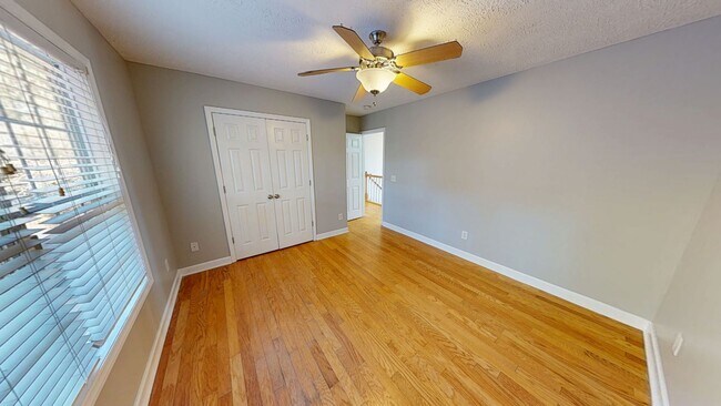 Building Photo - Open Floor Plan with Fenced Back Yard in L...