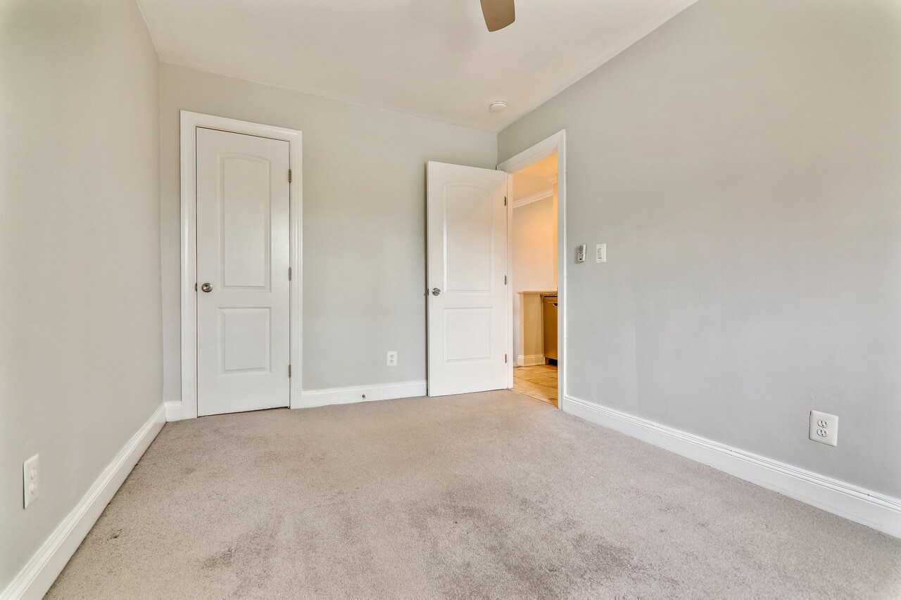 One Bedroom - 728 5th St SE