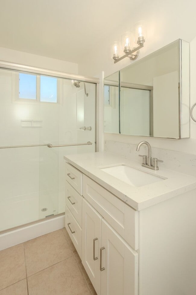 Building Photo - Completely Refreshed Spacious 3 Bed/2 Bath...