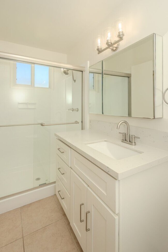 Building Photo - Refreshed Spacious 3 Bed/2 Bath Home in La Mesa!