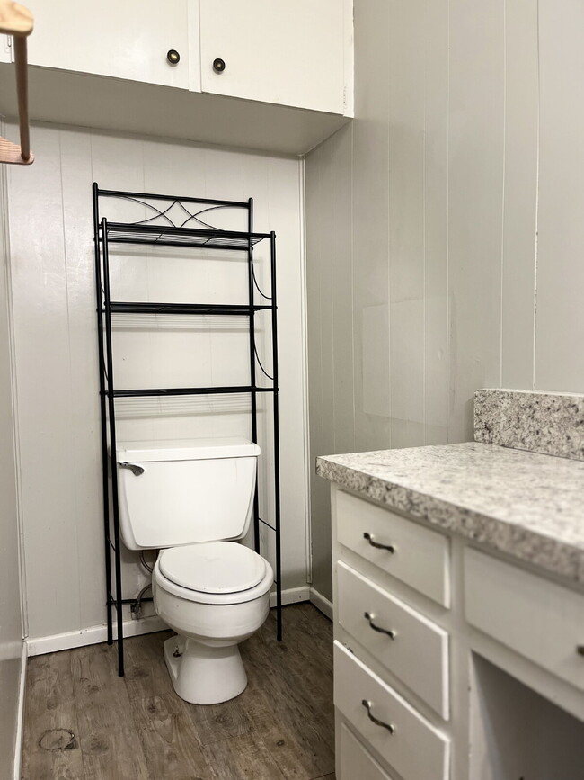 Building Photo - Charming 3 bedroom, 1.5 bathroom!