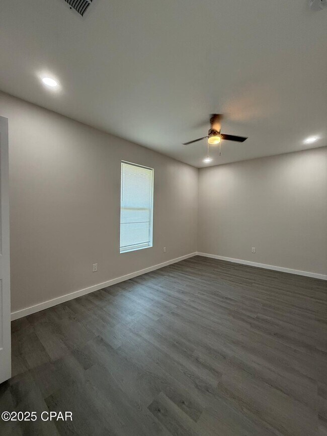 Building Photo - 2913 E 5th Ct