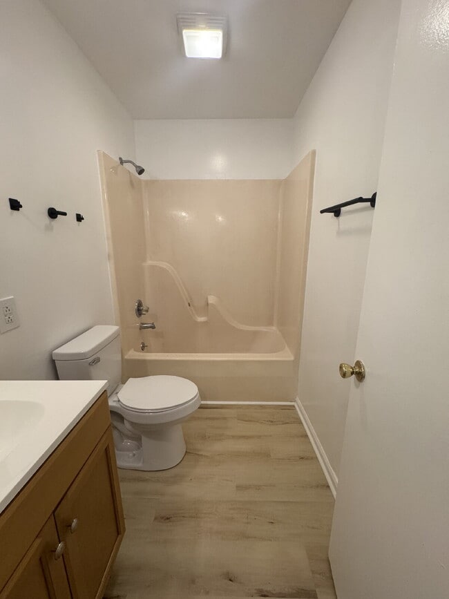Building Photo - Remodeled upstairs apartment.