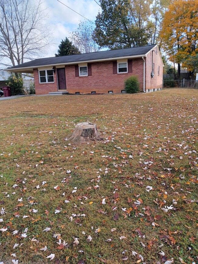 Building Photo - 3 Bedroom / 1 Bath Brick Ranch Home  Johnson City, TN