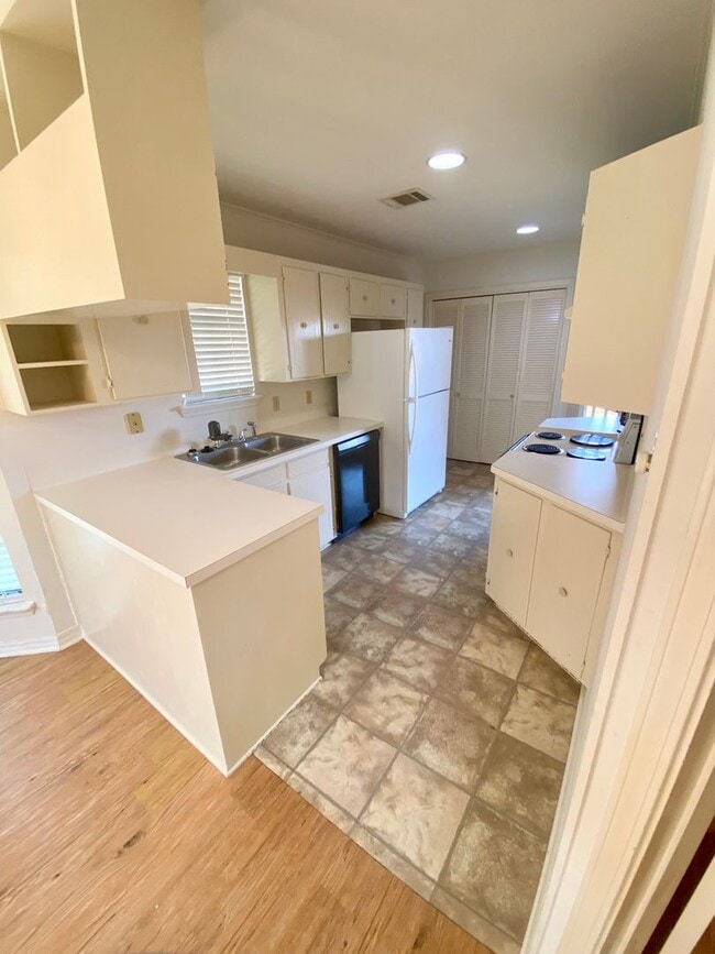 Building Photo - ** AVAILABLE NOW ** EASTWOOD ON THE BAYOU ...
