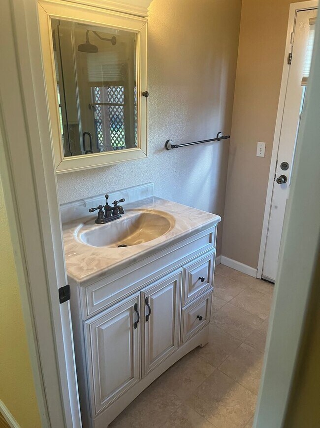 Building Photo - Tri-level 4 bedroom 3 bathroom Rincon Vall...