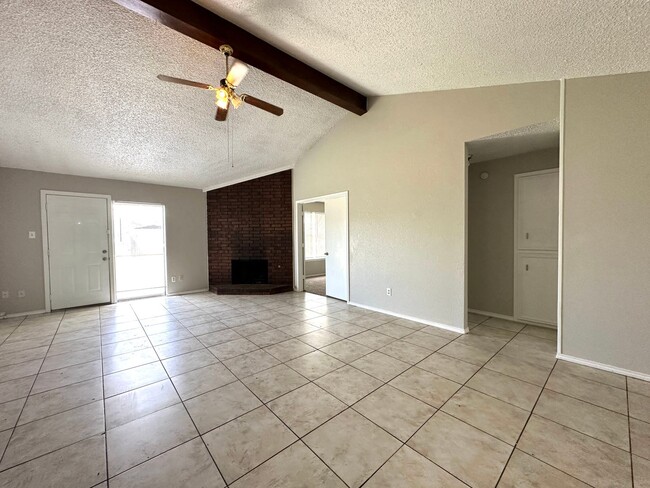 Building Photo - 3bed/2Bath Available 9/10