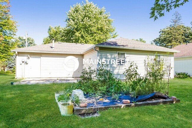 Building Photo - 3 Bedroom Pet-Friendly Home in INDIANAPOLI...