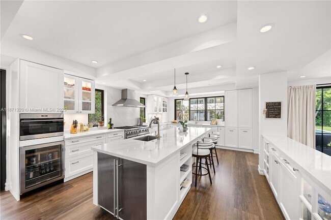 Building Photo - 5728 Pine Tree Dr