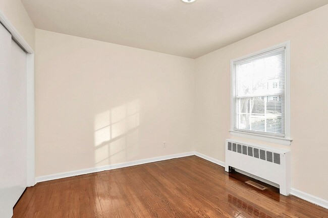 Building Photo - Cute 2 Bedroom Condo in Selwyn Village!