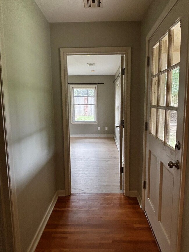 Building Photo - Brookside Charmer on secluded dead end street, just a 2 minute distance to restaurants, shopping ...