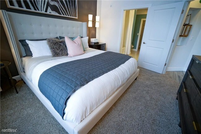 Building Photo - 8050 SW 72nd Ave