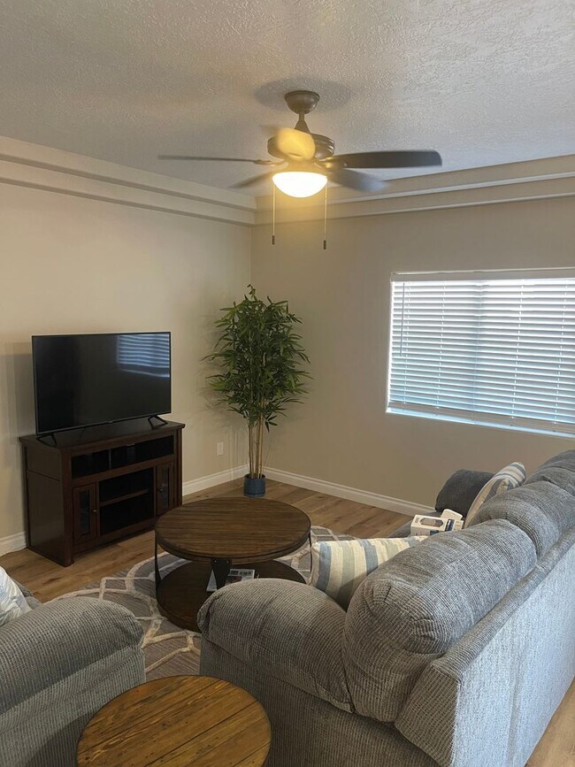 Building Photo - The Falls Upper Level 2 bed/2 bath condo w...