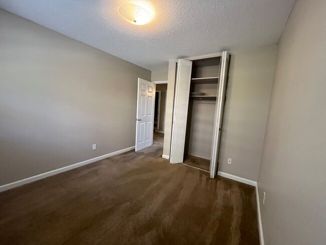 Building Photo - 3br/3ba Condo Located in Jamestown. Commun...