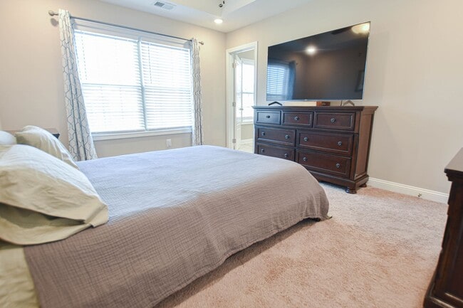 Building Photo - Pet Friendly Four Bedroom with Basement!