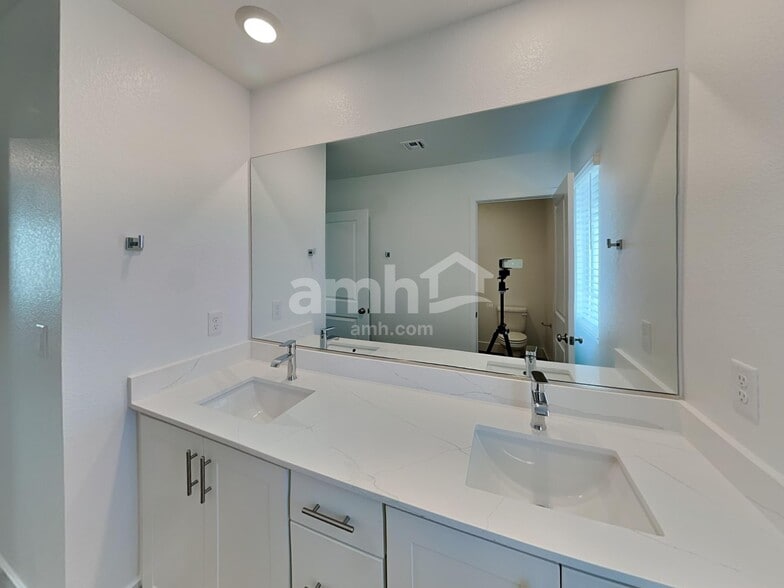 Building Photo - 11053 S Sanaco Ct