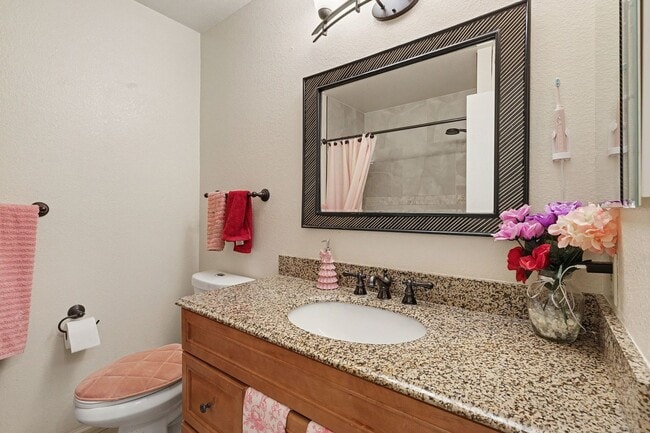 Building Photo - Updated 2 bed 2.5 bath End Unit Townhome in Lochmoor!