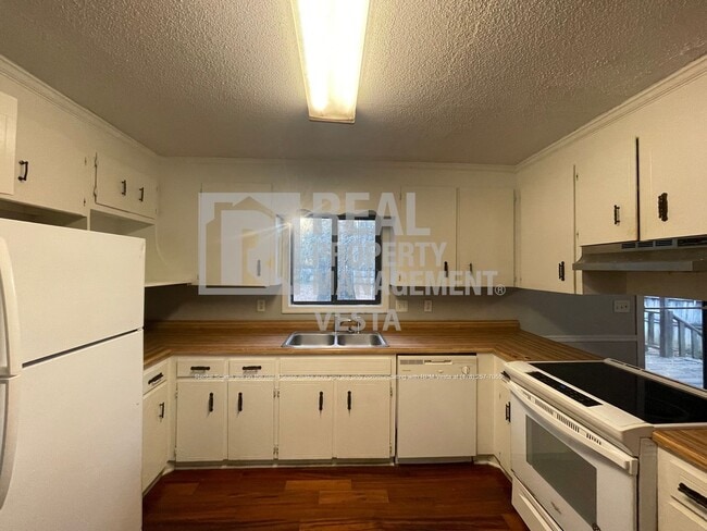 Building Photo - 307 Fox Tail Dr