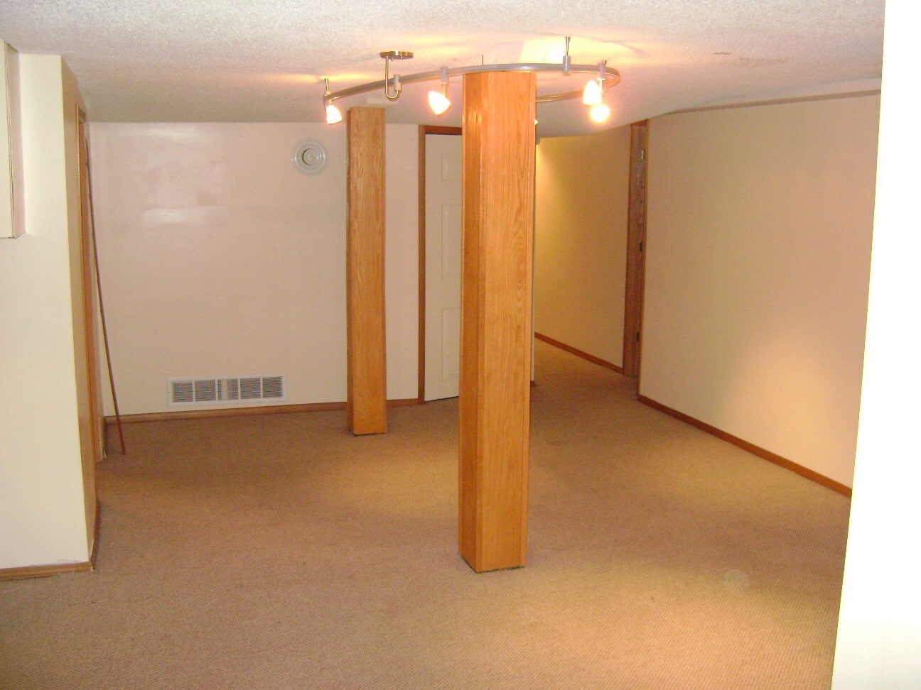 Building Photo - 627 Ontario St SE