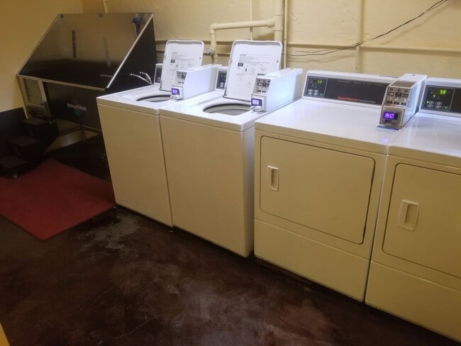 Building Photo - Cute CORNER 1 BR- high ceilings, clawfoot tub, up to 3 pets! NEW SPECIALS!