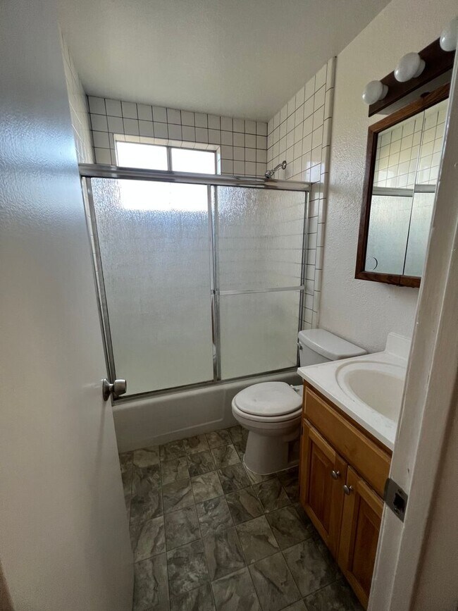 Building Photo - 3BR/1BA Single Family Home (920 SF)