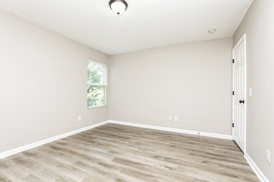 Building Photo - 5823 Roxbury Dr
