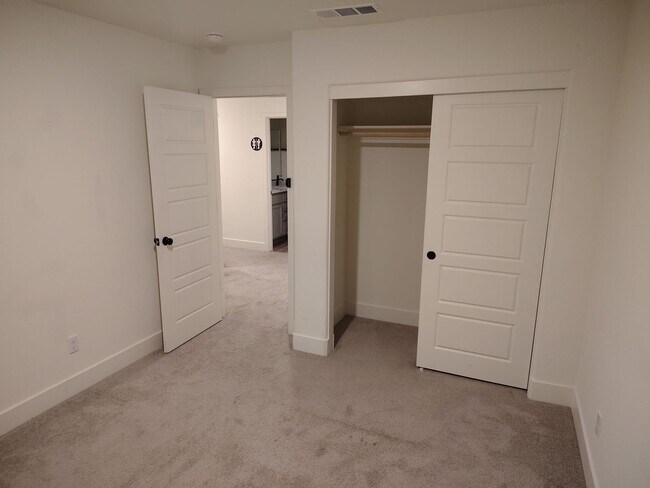 Building Photo - Spacious 5-Bedroom, 4-Bathroom House with Mother-in-Law Suite in SW Bakersfield