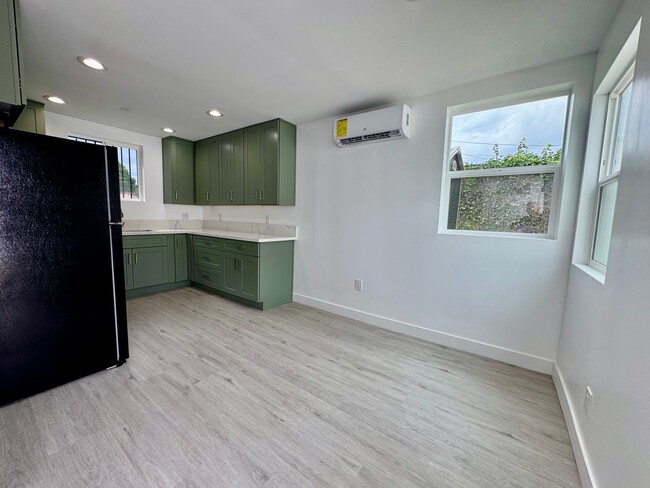 Building Photo - Fully renovated apartment located in the heart of mid-city!!