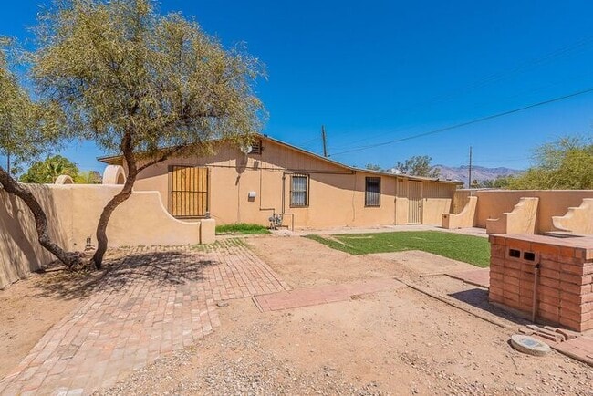 Building Photo - 3118 N Santa Rita Ave