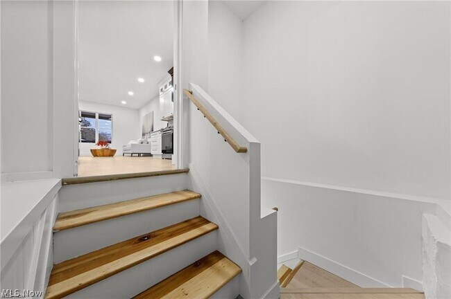 Building Photo - 1422 W 77th St
