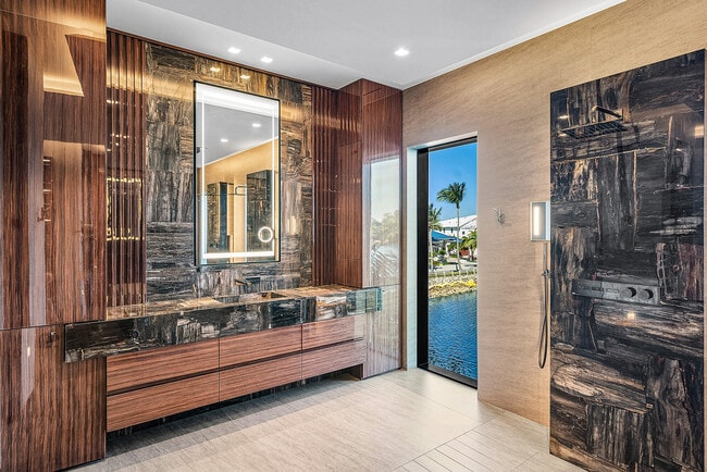 Building Photo - 2934 NE 8th Ave