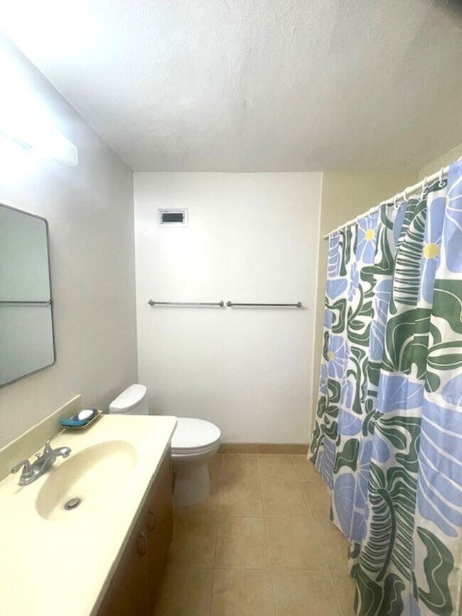 Building Photo - Beautiful 1 Bedroom / 1 Bath at Queen Emma Gardens