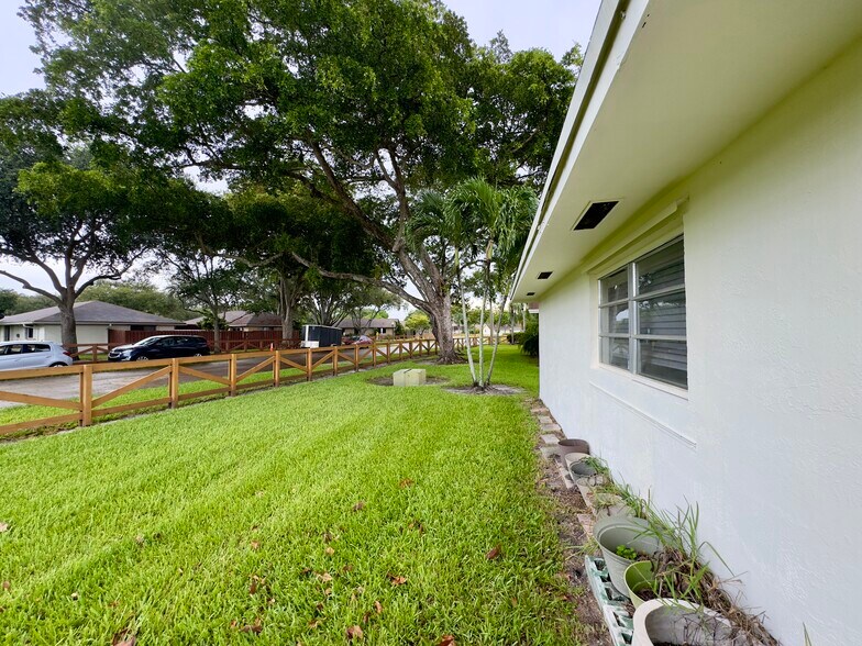 Building Photo - 3658 E Bell Dr