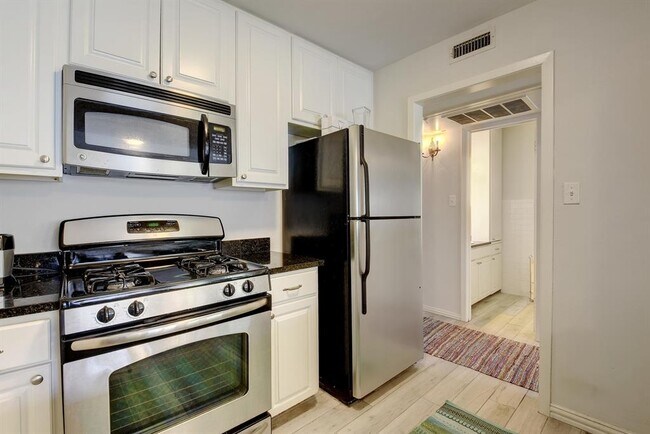 Building Photo - 1210 Windsor Rd