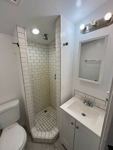 Interior Photo - BEAUTIFUL Studio in Inglewood !!