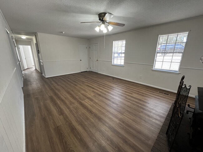 Building Photo - 714 Woodland Dr S