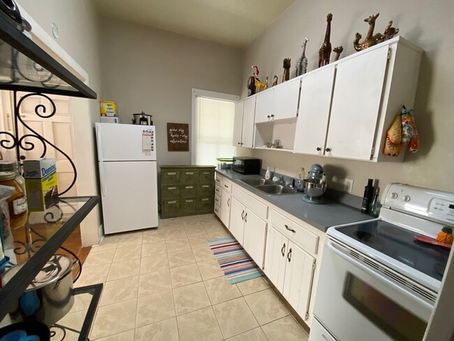 Back apartment kitchen - 510 S 6th St