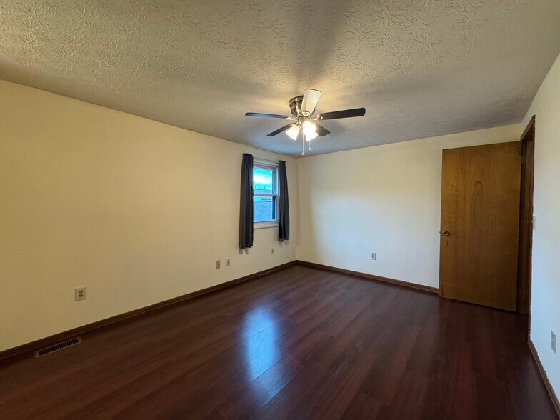 Building Photo - 307 Cross Wind Dr