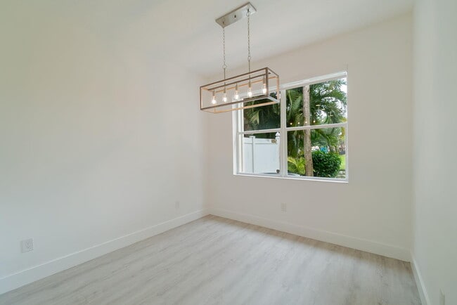Building Photo - 205 River Bluff Ln