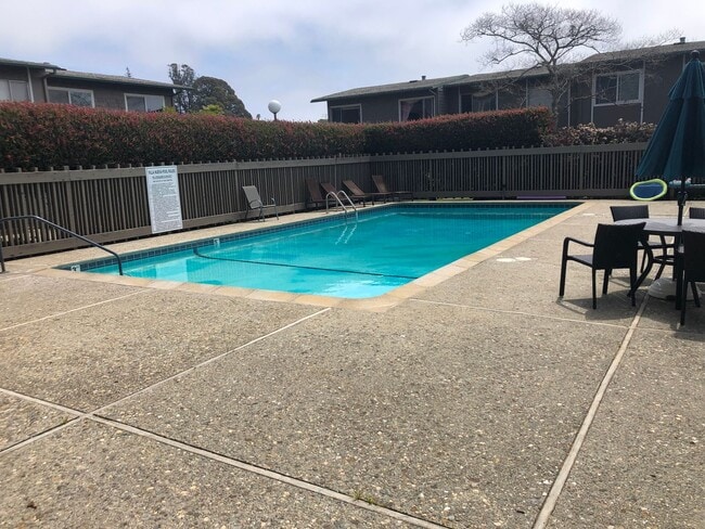 Building Photo - 3 Bed/ 2 Bathroom House in Santa Cruz