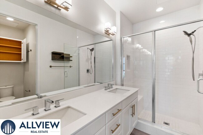 Building Photo - Gorgeous 4 Story Townhome Available in the Highly Desired 17 West Community!