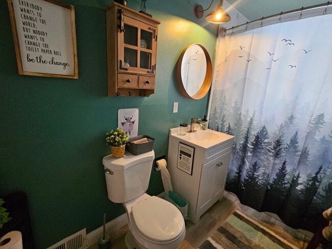 Building Photo - Spacious and Bright 2 Bed / 1 Bath with a ...