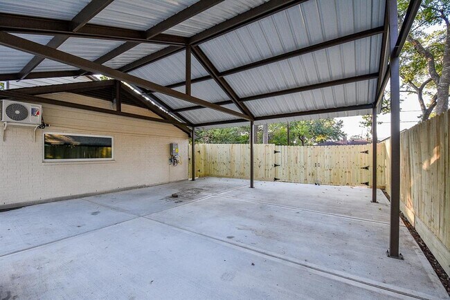 Building Photo - 1010 Woodchurch Ln