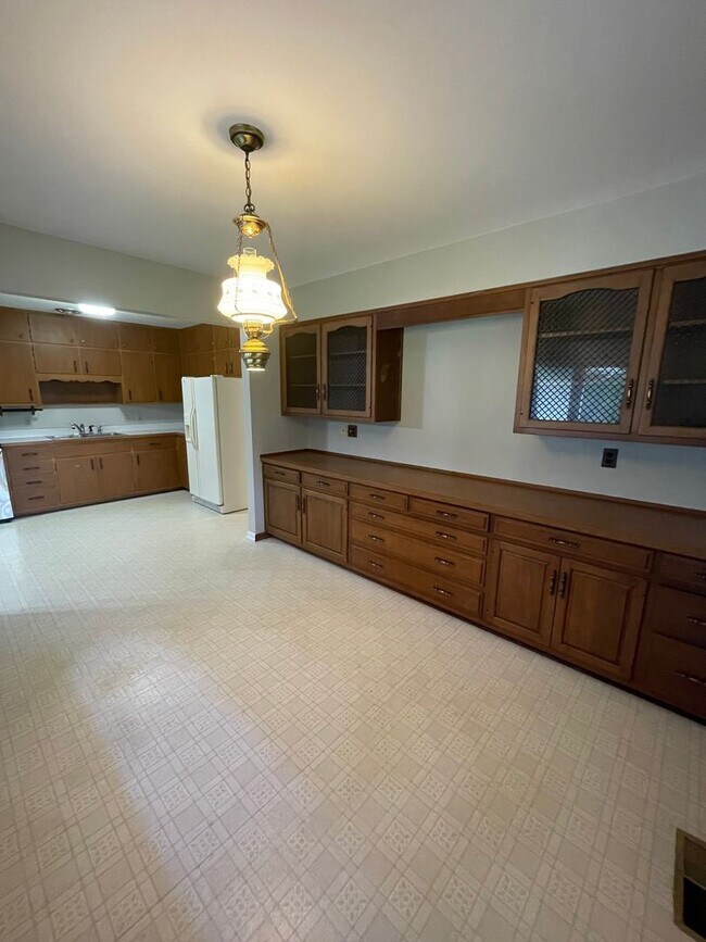 Building Photo - Three Bedroom Single Family Home in the Co...