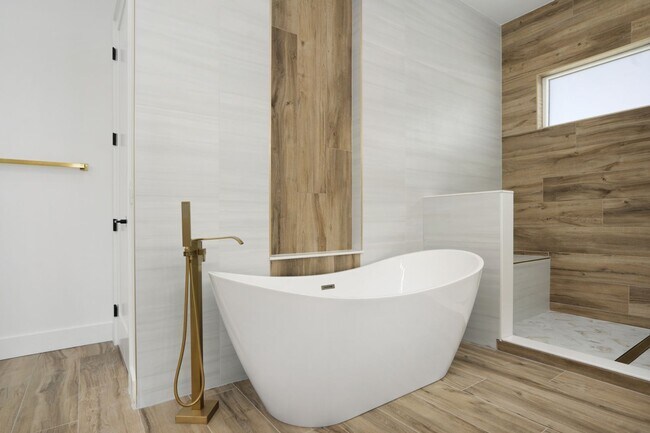 Building Photo - 5/3 Luxury Custom Home plus Boat dock, Pool and Stunning Views!!