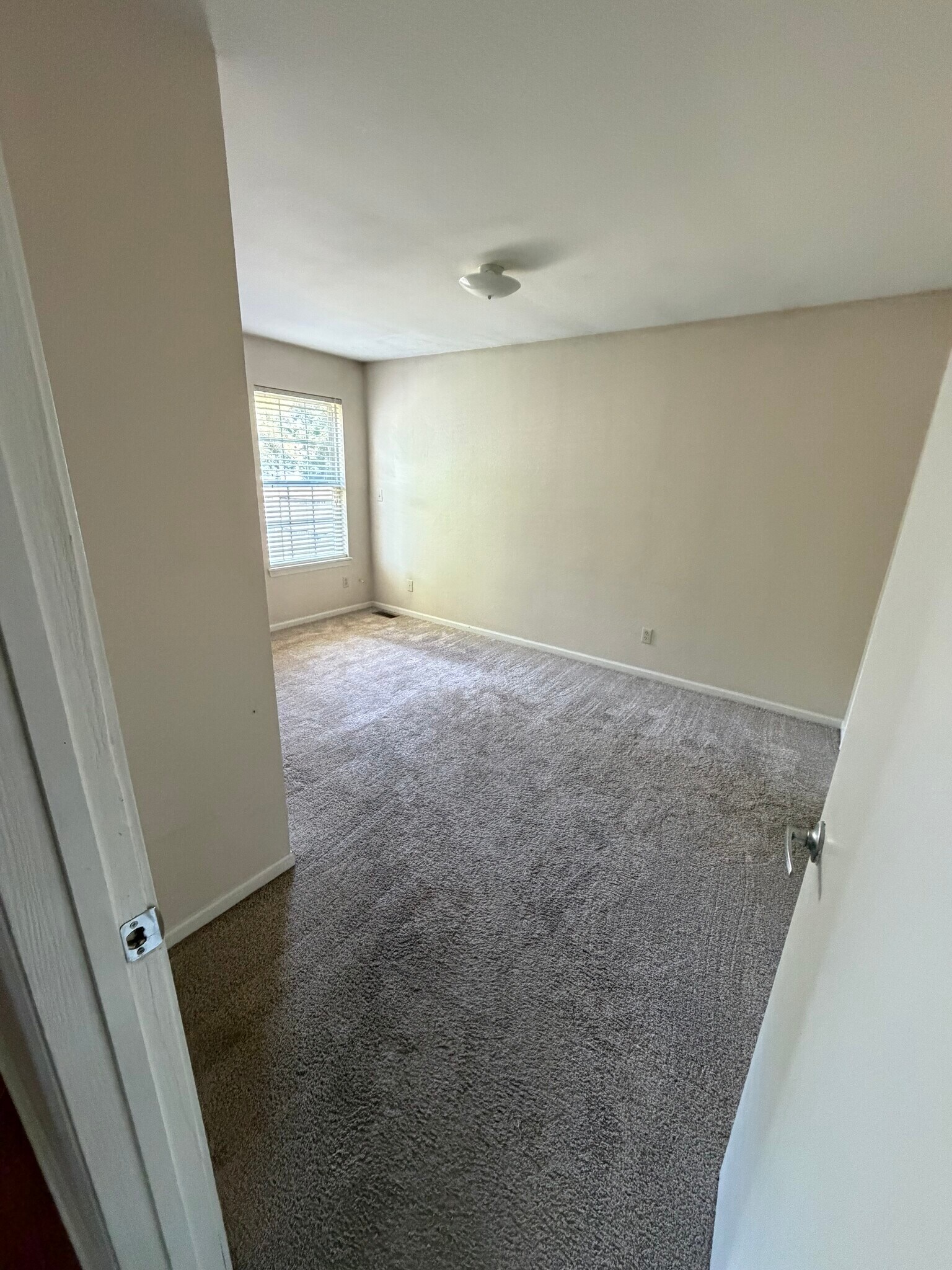 Building Photo - 3022 N Kenwood Ave