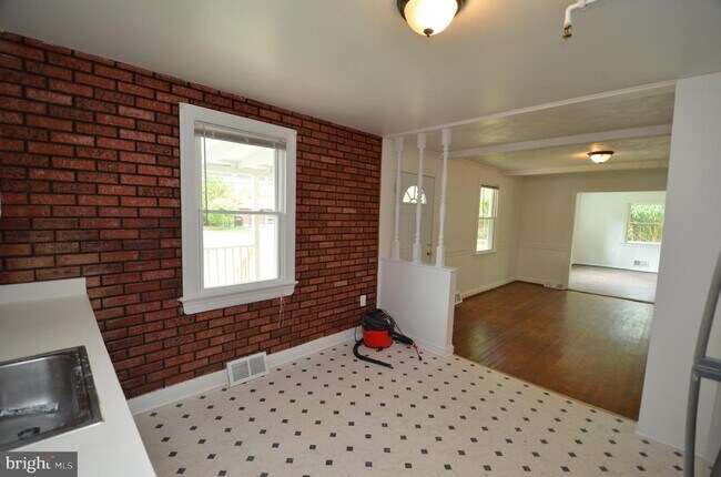 Building Photo - 6201 Shady Side Rd