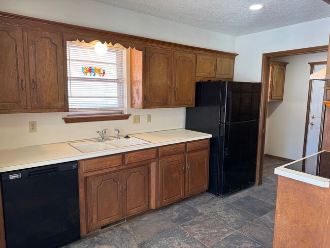 Building Photo - 3 bed, 2 bath, 2 car with 2 extra living s...