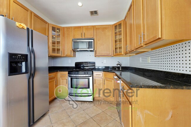 Building Photo - Top-Floor 2BR/2BA Condo with NYC Views + P...